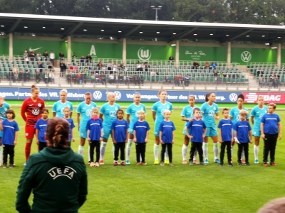 Die F-Junioren als  Auflaufkids beim Champions League Spiel in Wolfsburg